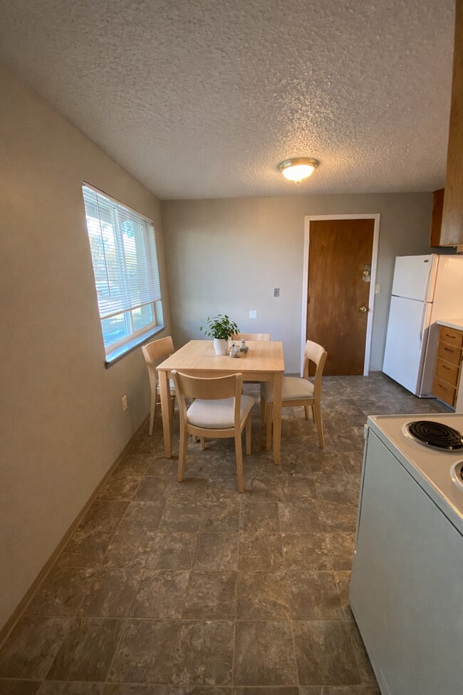 Building Photo - YAK017