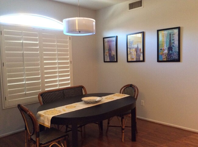 Building Photo - Charming Upper End Unit 2 Bed 2 Bath Condo