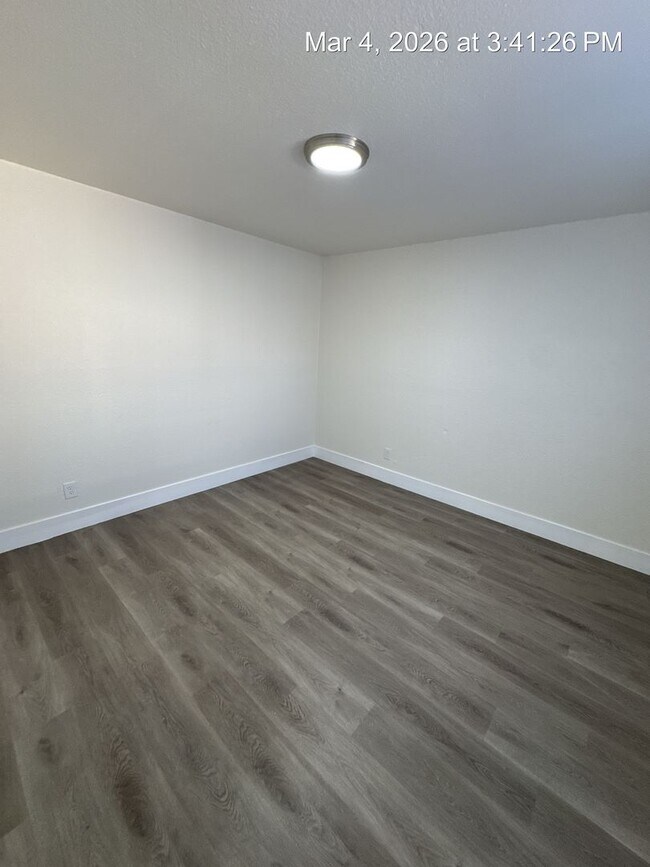 Building Photo - $500 OFF 1st Month Rent!! Upstairs Unit!!! Move in Ready!