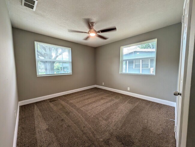 Building Photo - AVAILABLE NOW!! 3/1 Updated and Ready for a move-in!