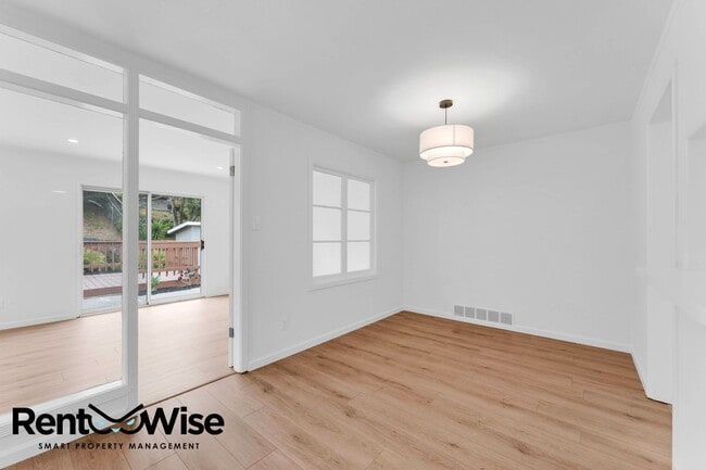 Building Photo - 110 Cuesta Dr