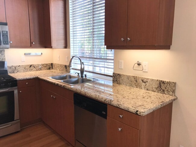 Building Photo - Located in the very popular northwest area...