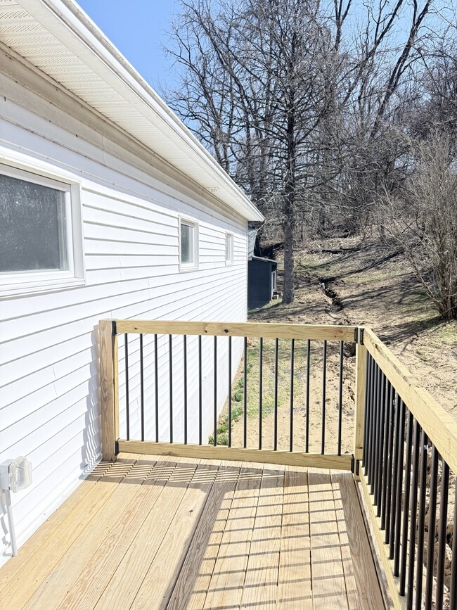 Building Photo - 272 River Rd