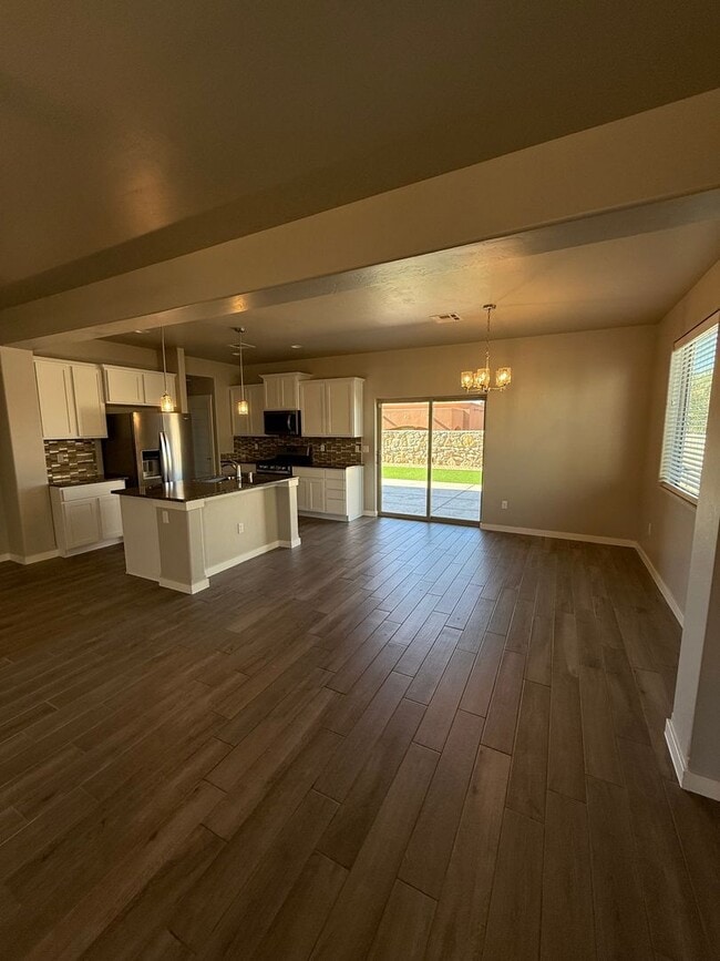 Building Photo - Modern 3 Bed, 2 Bath Home