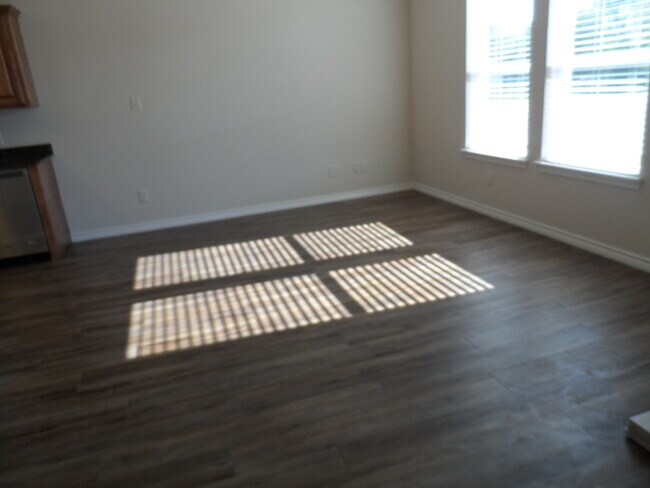 Building Photo - 1208 G-H Country Club Rd