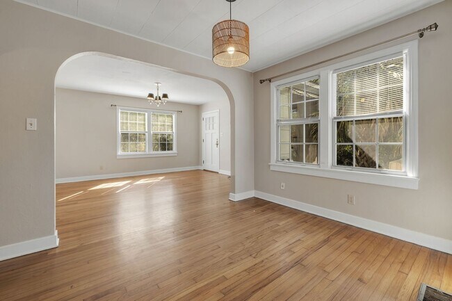 Building Photo - Charming Midtown Apartment