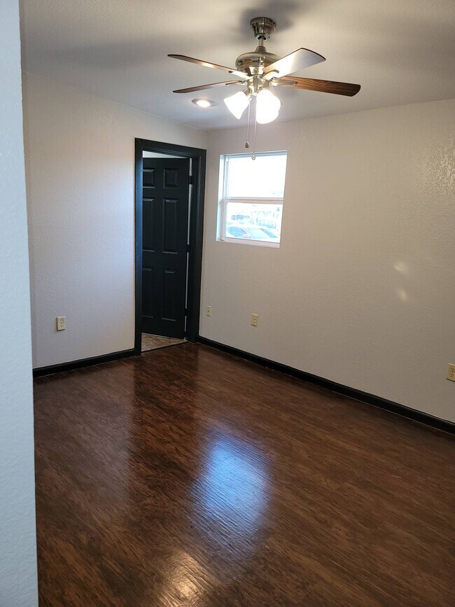 Building Photo - 1104 Bloomfield Dr