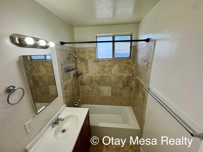 Building Photo - Charming 2-Bedroom Home with Expansive Out...
