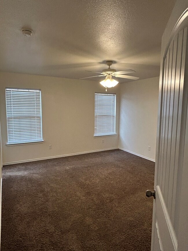 Building Photo - 9404 Lamar Ave