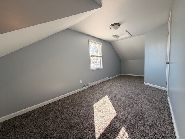 Building Photo - (2) bedroom Single Family Home with Open Layout, Close to Beaches and Lake!