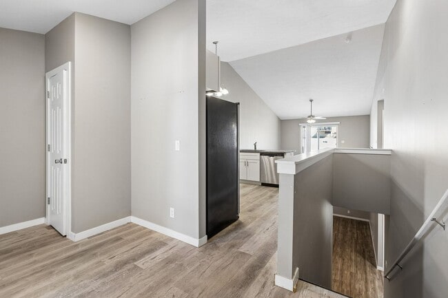 Building Photo - 4-Bedroom Townhome Near Village Pointe!!