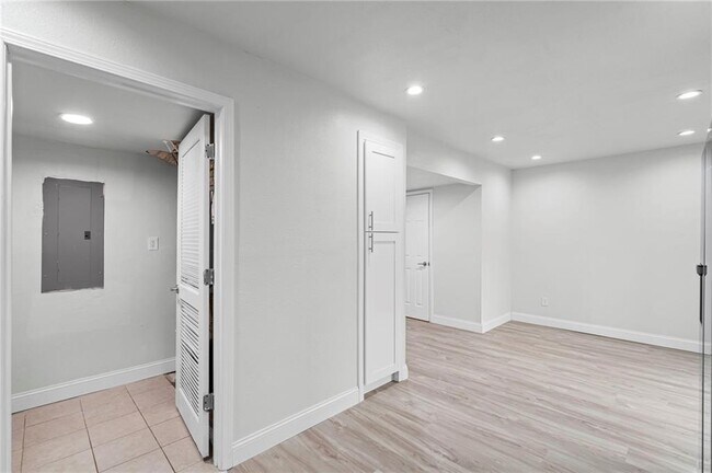 Building Photo - 1342 N Hampton Rd