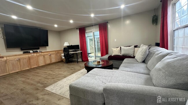 Building Photo - 8 Cosgrove Ct