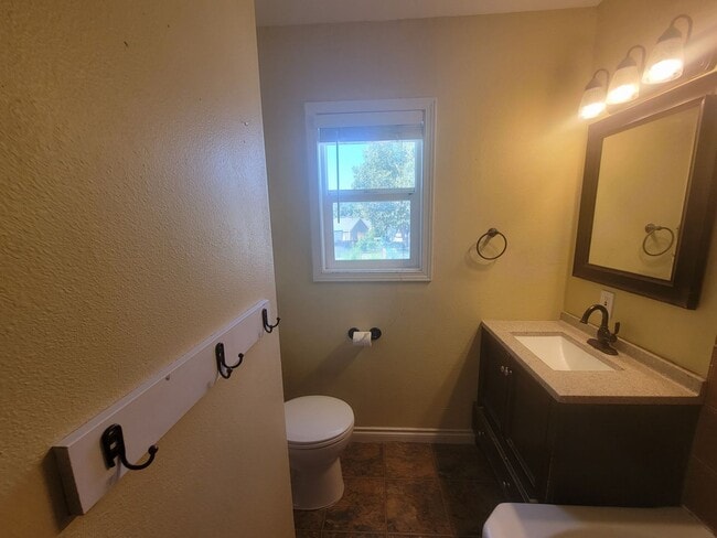 Building Photo - Spacious 3-Bed, 2-Bath Home with Fenced Ya...