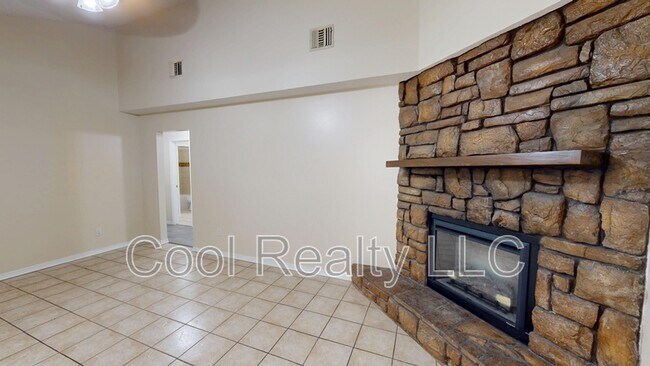 Building Photo - 680 Roger Sherman St