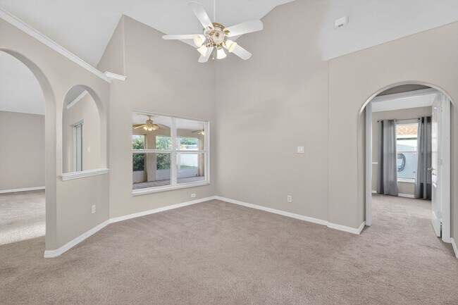Building Photo - Available NOW - 3/2 Split Plan Home in Eustis with large Florida Rm!