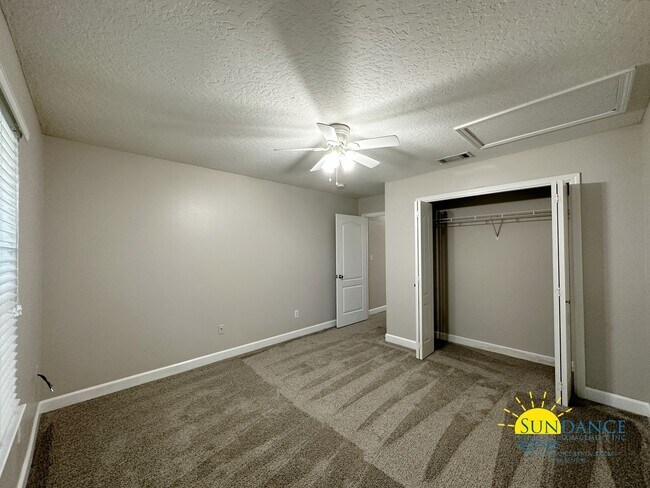 Building Photo - Beautiful 3 Bedroom Townhouse Near Both Mi...