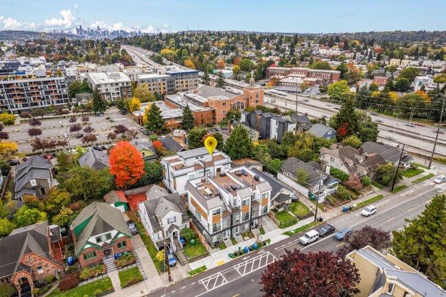 Building Photo - 823 NE 70th St