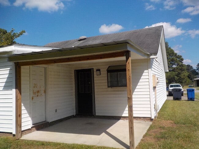 Building Photo - 103 Pine Crest Dr