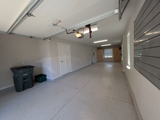 Building Photo - End-unit townhome in Bryant Park Terrace! 2-beds, 2-full baths, and 2-half baths.