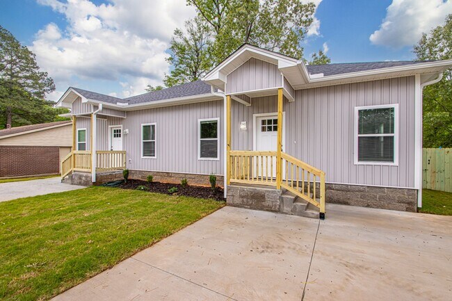 Building Photo - 5703 Valley Dr