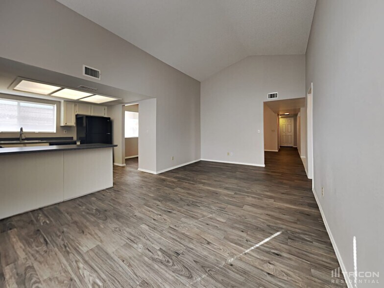 Building Photo - 8427 W Orchid Ln