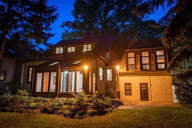 Building Photo - 824 N 66th St