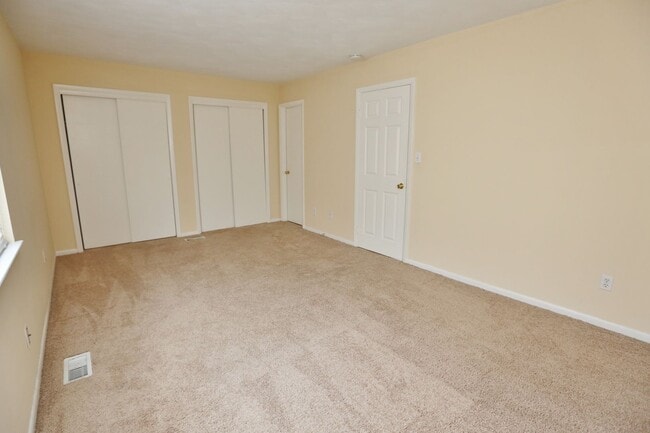 Building Photo - Amazing 2 Bedroom Townhome in Washington Square! Available 03-06-26! All Appliances Convey!