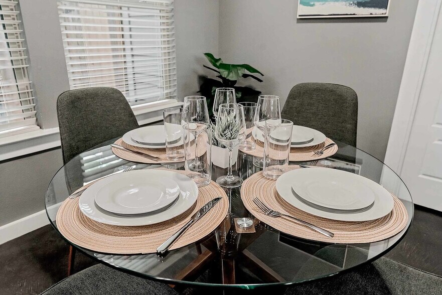 Building Photo - 2002 Rosewood Ave