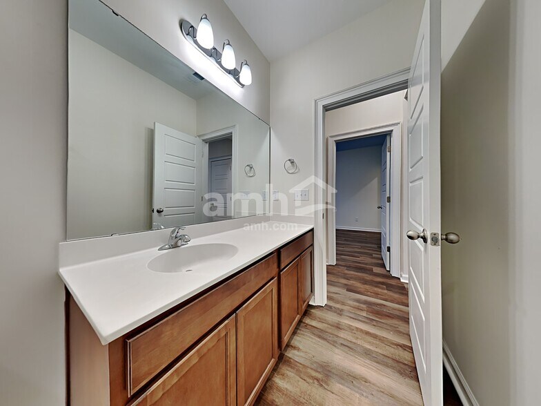 Building Photo - 133 Trumpet Vine Dr