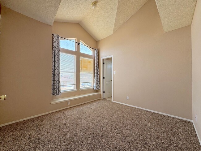 Building Photo - Northeast El Paso 3 Bed/2 Bath