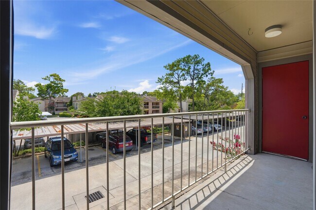 Building Photo - 2025 Augusta Dr