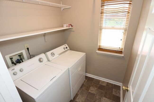 Building Photo - Large 5 Bedroom Westfield Home!