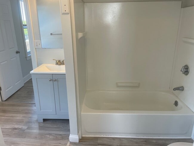 Building Photo - 21 Kenyon Ave