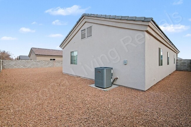 Building Photo - CENTRALLY LOCATED...RV PARKING...LARGE LOT