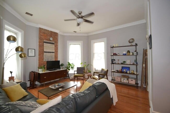 Building Photo - Beautiful Apartment Near Downtown Delaware