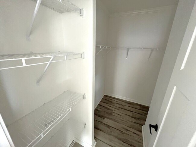 Building Photo - 1005 American Ln