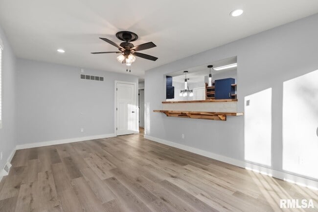 Building Photo - 1900 E Knox St