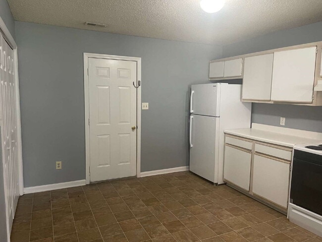 Building Photo - Two Bedroom, 1.5 Bath Townhome-201 Mesa Ln.
