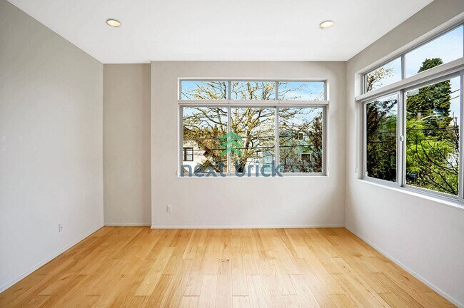 Building Photo - 2 BED & 1.5 BATH URBAN ELEGANCE AND ROOFTO...
