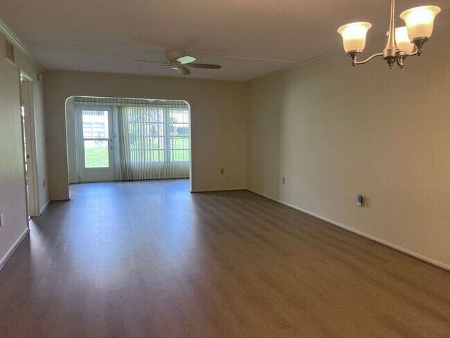 Building Photo - New Listing!