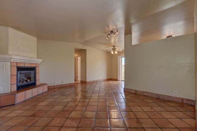 Building Photo - Home in Cliff Rose!