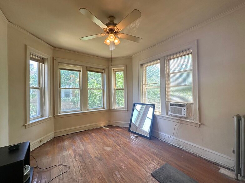 Building Photo - 4830 W Addison St