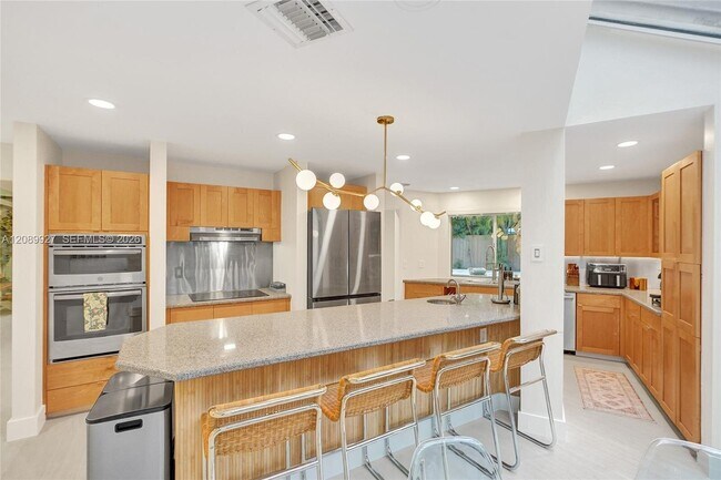 Building Photo - 2360 Tigertail Ave