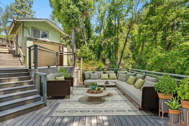 Building Photo - 475 Riverview Dr