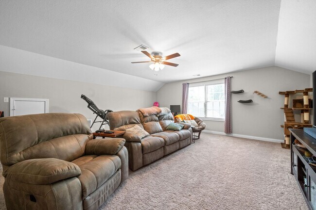 Building Photo - 3 Bed 2 Bath Home For Rent Near Downtown C...