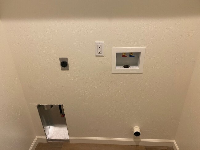 Building Photo - Newer 3 Bedroom 2 Bathroom Home in Tulare!