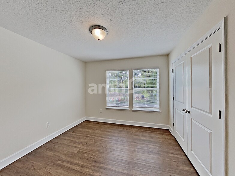 Building Photo - 2429 S Park Ave