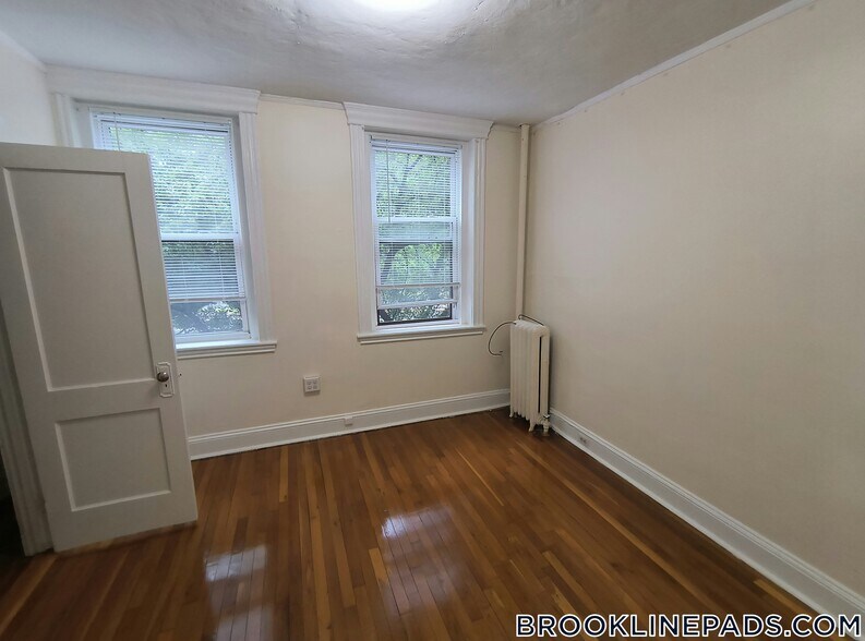 Building Photo - 352 Riverway