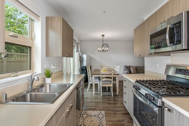 Building Photo - Furnished Townhome with Garage, 3 bedroom/2.5 Bathroom at Kamalani Flats